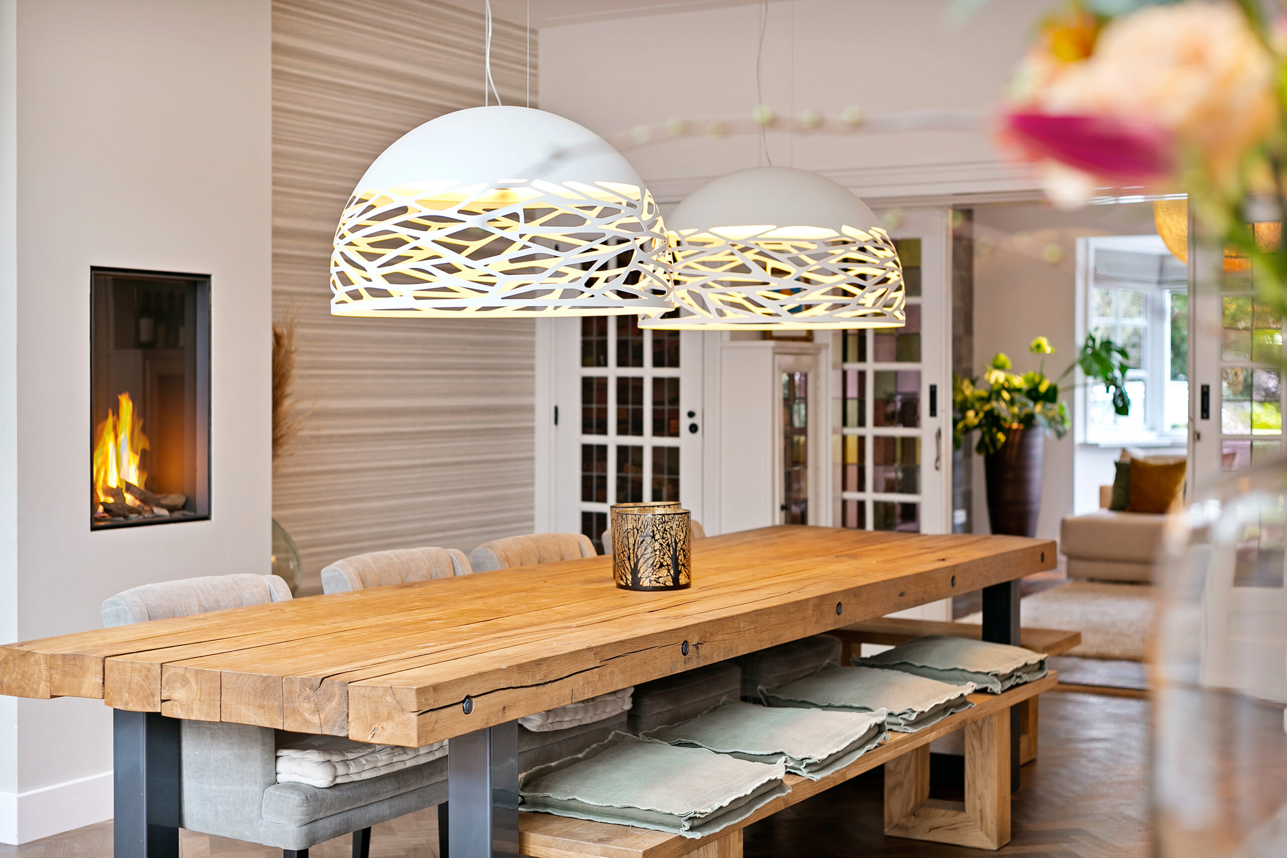 Eettafel bij de open haard in een lichte woning
