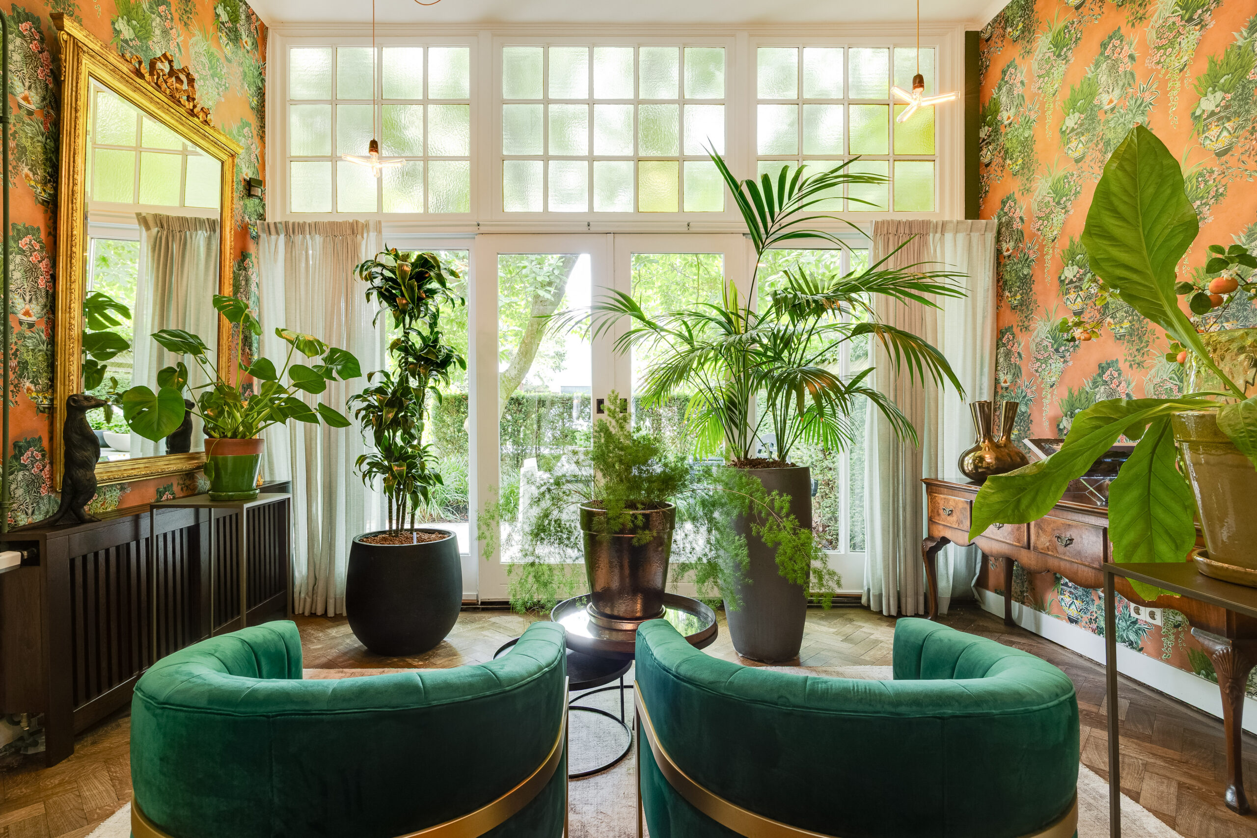 Ontvangstruimte met groene fauteuils in het kantoor van De Koster Makelaars aan het Julianaplein in Den Bosch