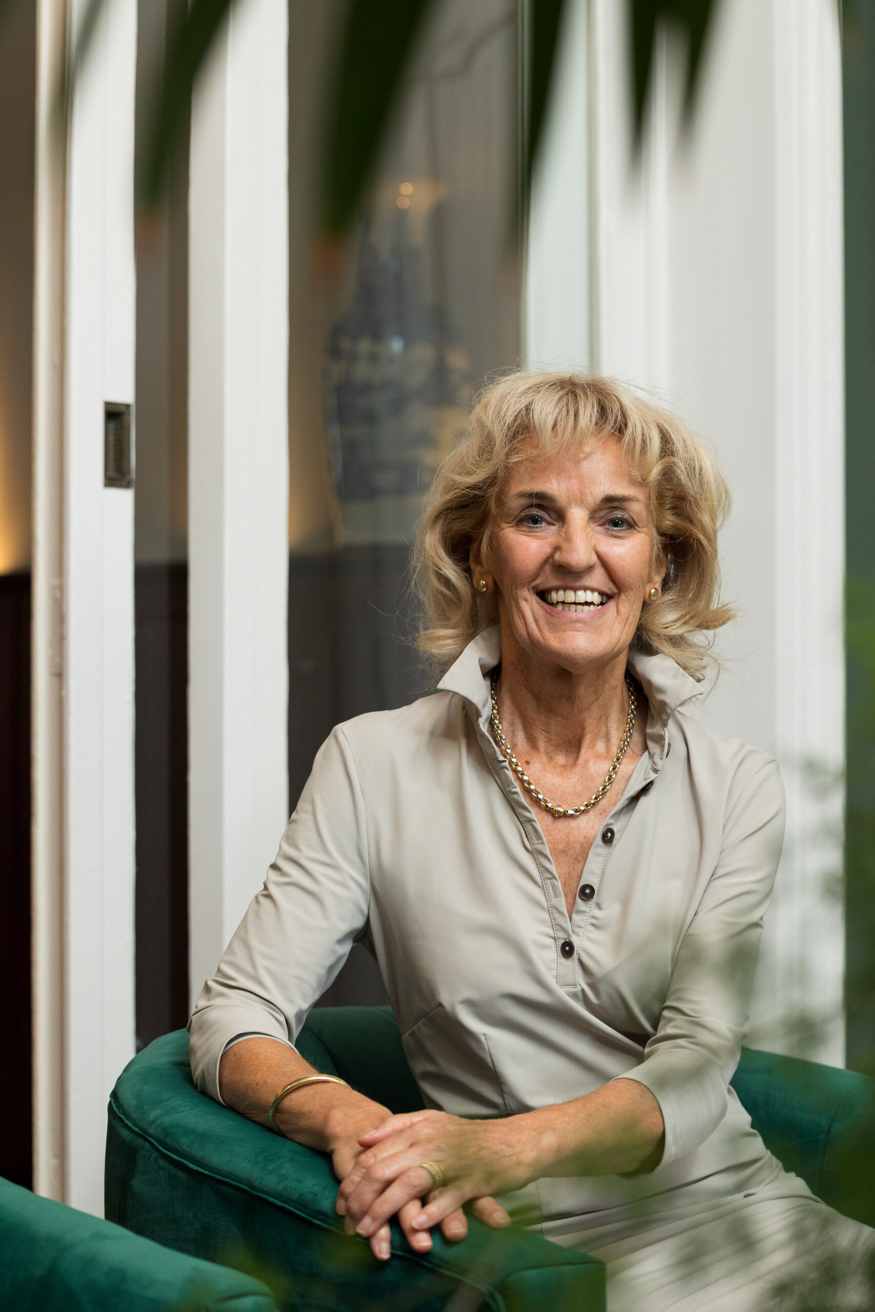 Medewerker van De Koster Makelaars in het kantoor van De Koster Makelaars aan het Julianaplein in Den Bosch