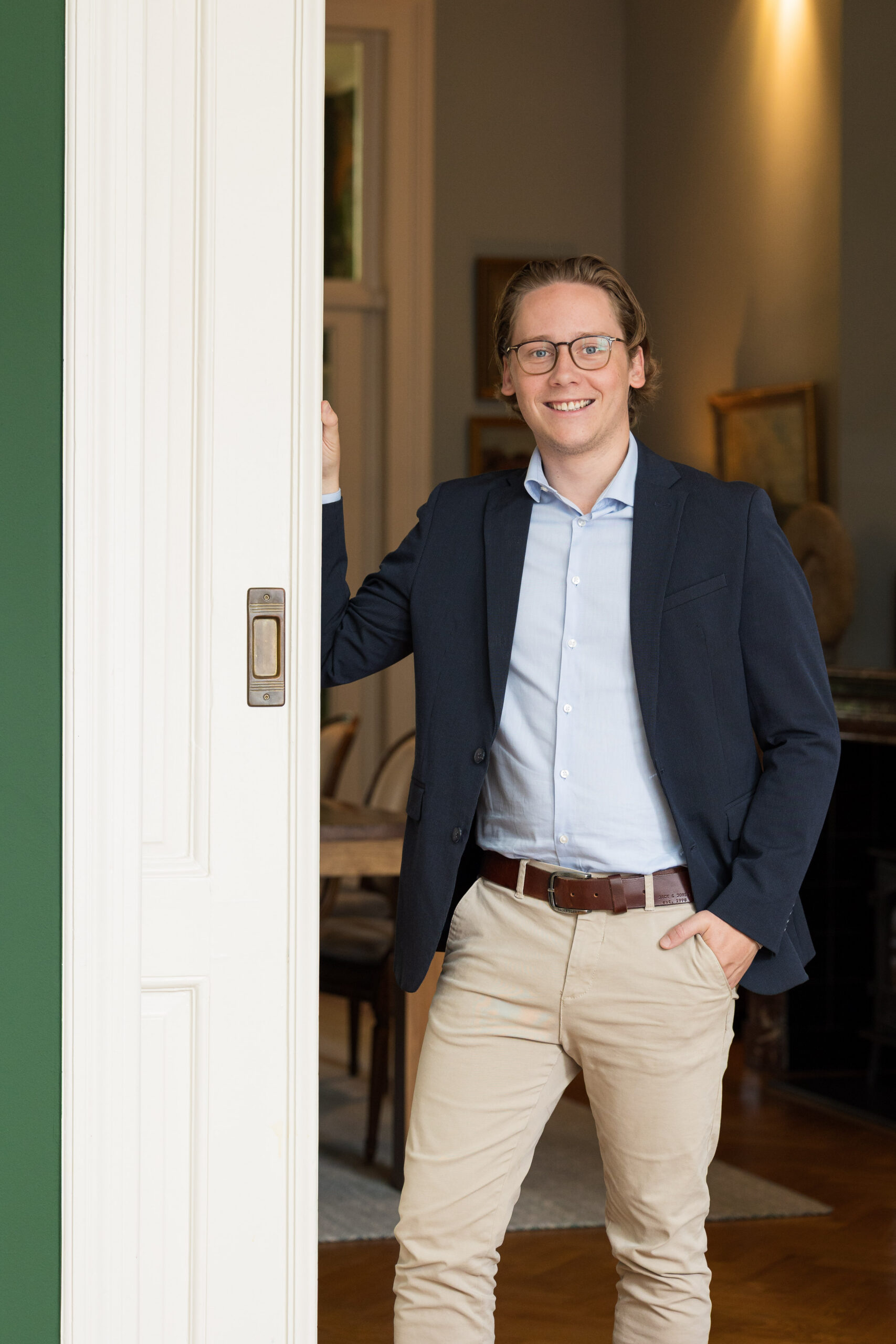 Adviseur van De Koster Makelaars in het kantoor van De Koster Makelaars aan het Julianaplein in Den Bosch