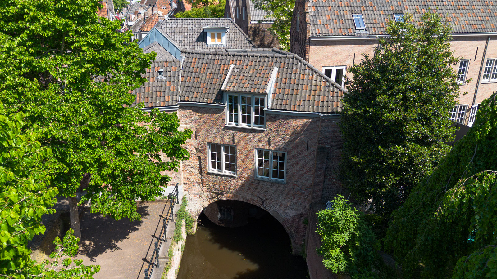 Luchtfoto van de Binnendieze in de binnenstad van Den Bosch
