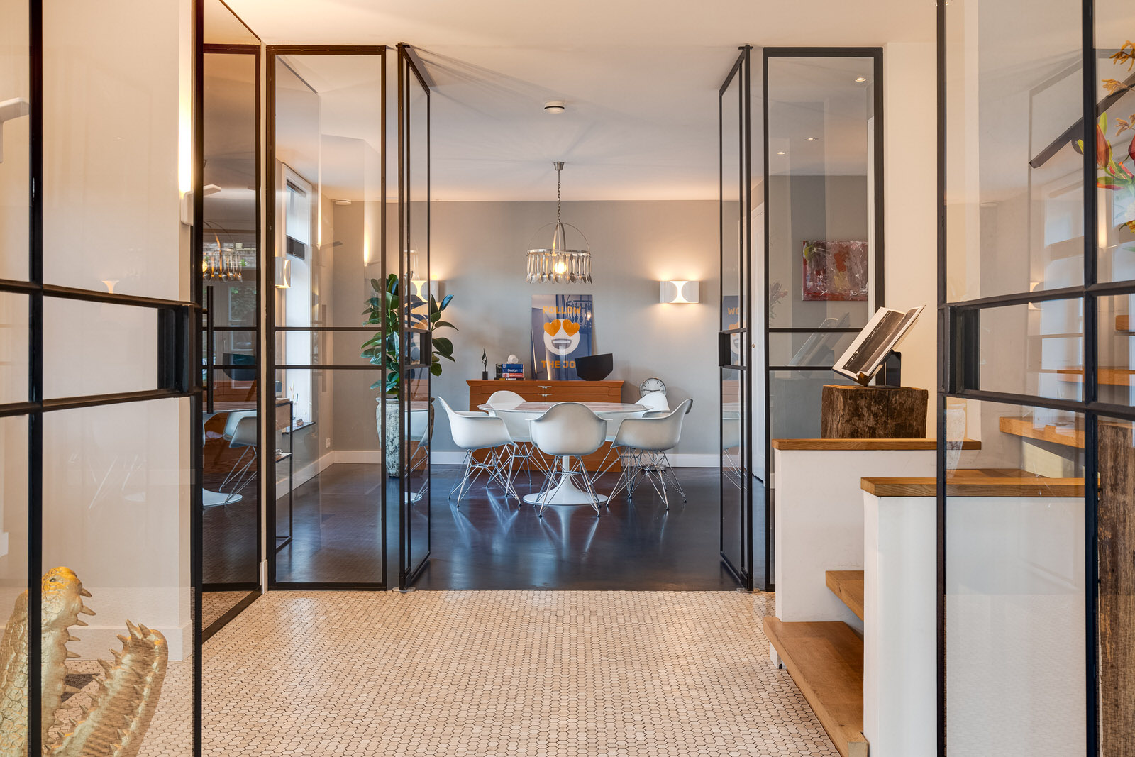Interieur met stalen deuren in een woning aan de Gasthuispoort in Den Bosch