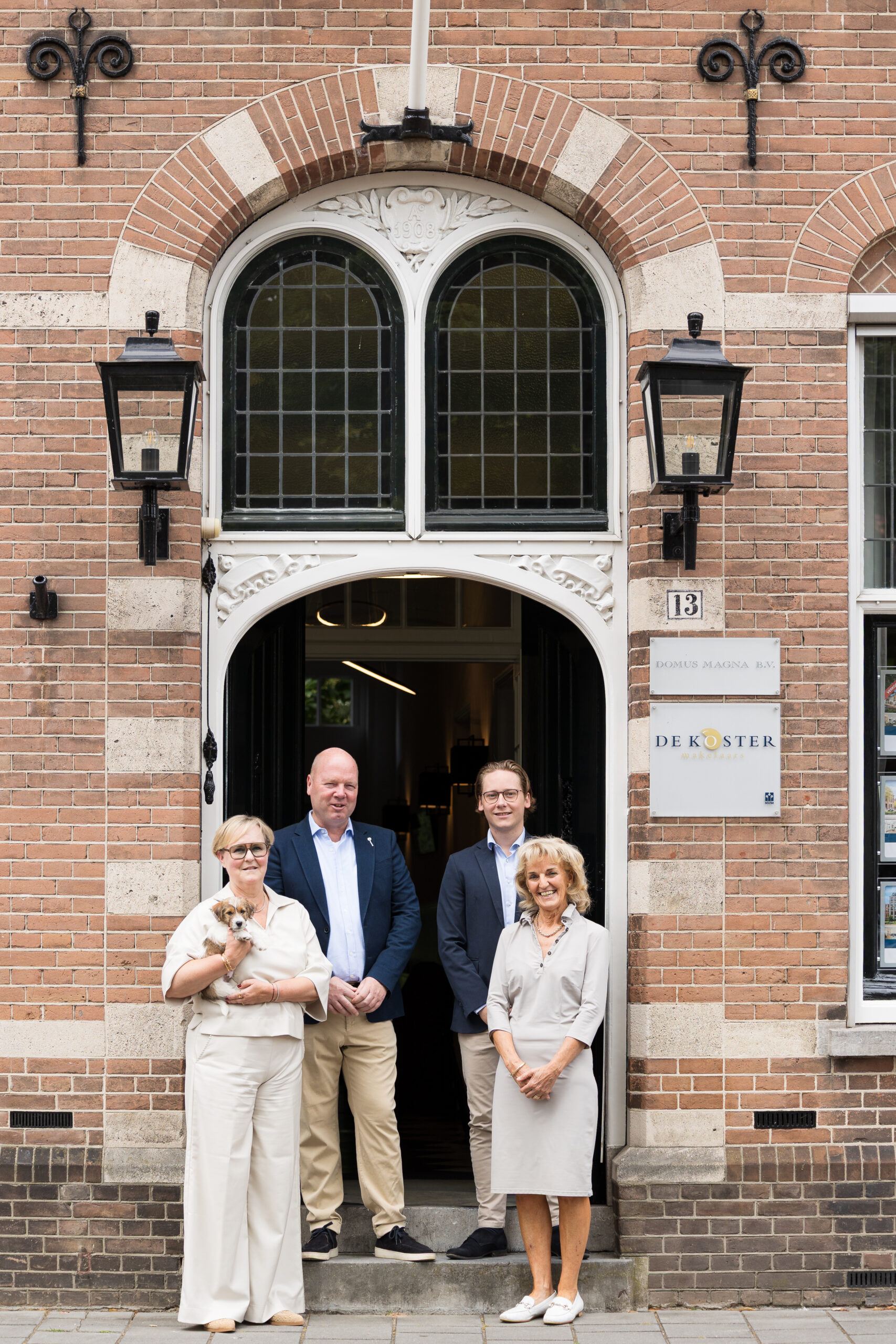 Het team van De Koster Makelaars voor het kantoor aan het Julianaplein 13 in Den Bosch
