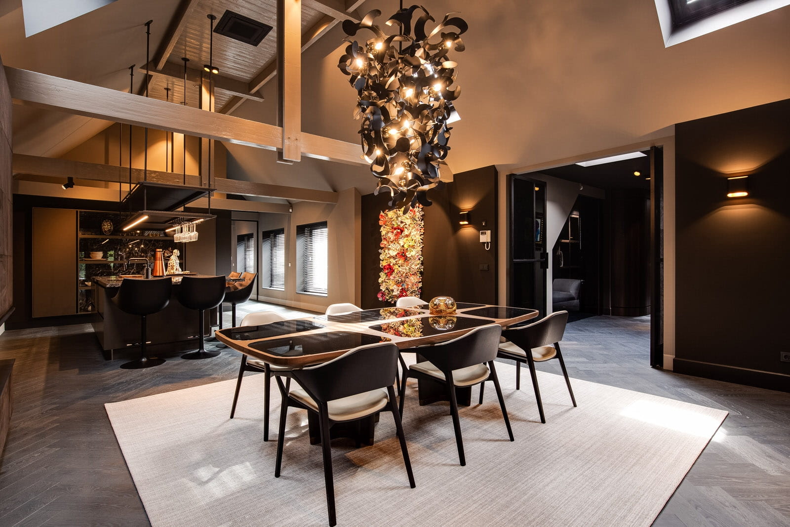Eet- en leefruimte met designverlichting onder houten balken