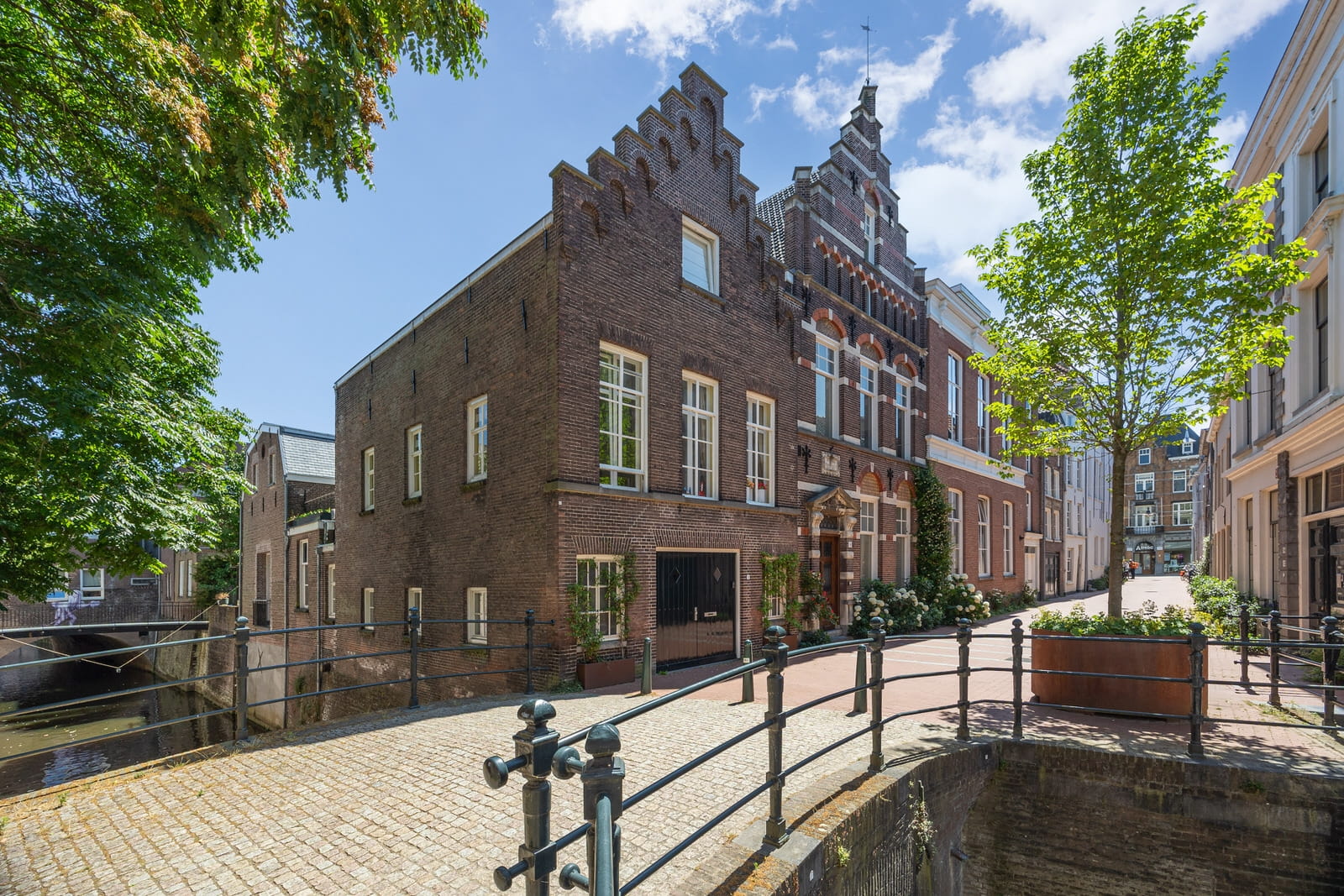 Historische panden aan het water in de binnenstad van Den Bosch