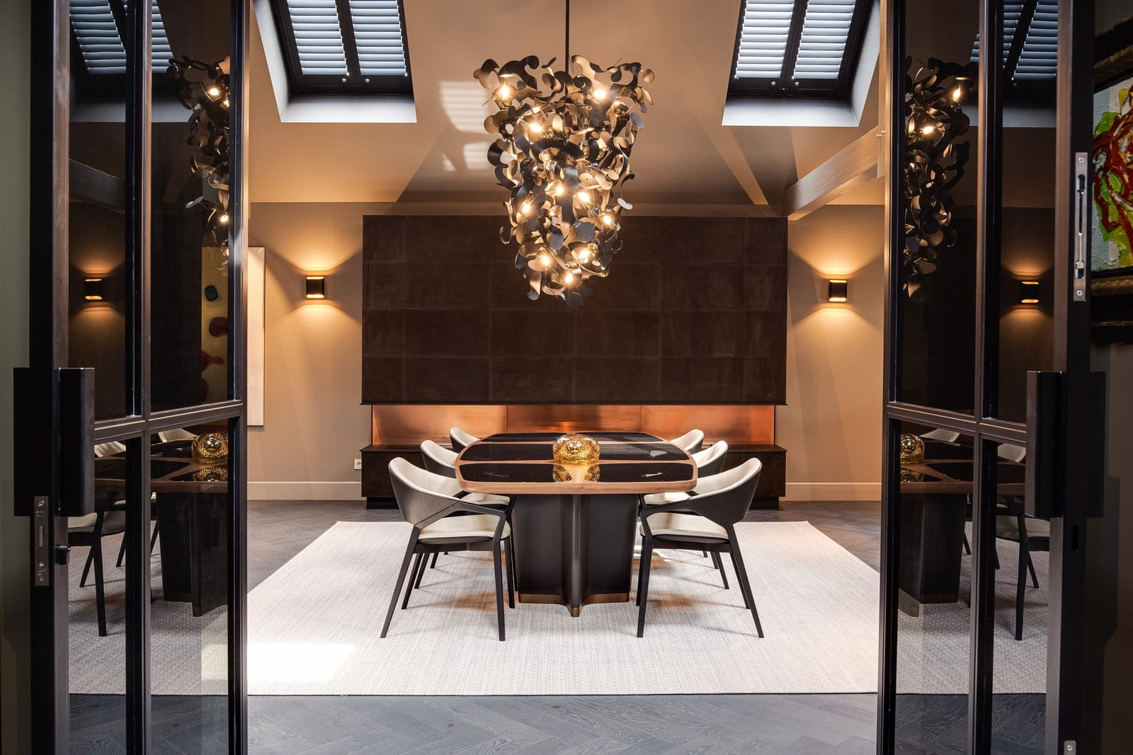 Eetkamer met designkroonluchter in een woning aan de Verwersstraat in Den Bosch